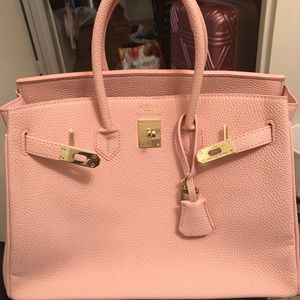 Replica bag has logo on it